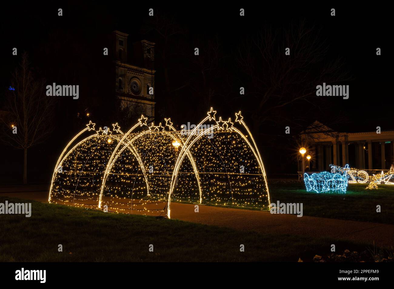 Esposizione alla luce DECOLED nel centro della città termale Mariánské Lázně (Marienbad) - colonnato principale Foto Stock