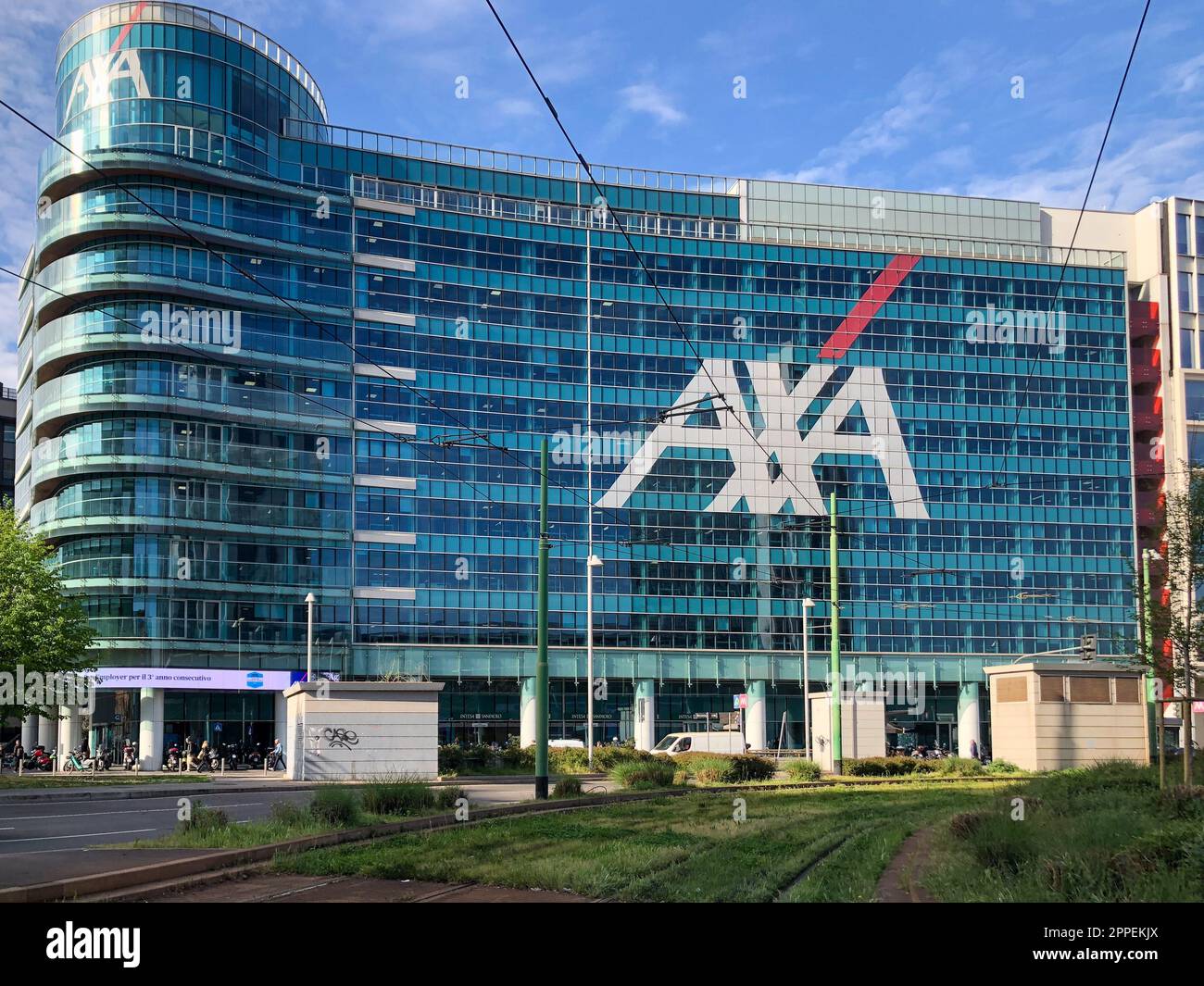Sede della società francese di assicurazioni e investimenti AXA a Milano.  Esterno dell'edificio AXA nel quartiere di porta Nuova. Milano, Italia Foto  stock - Alamy