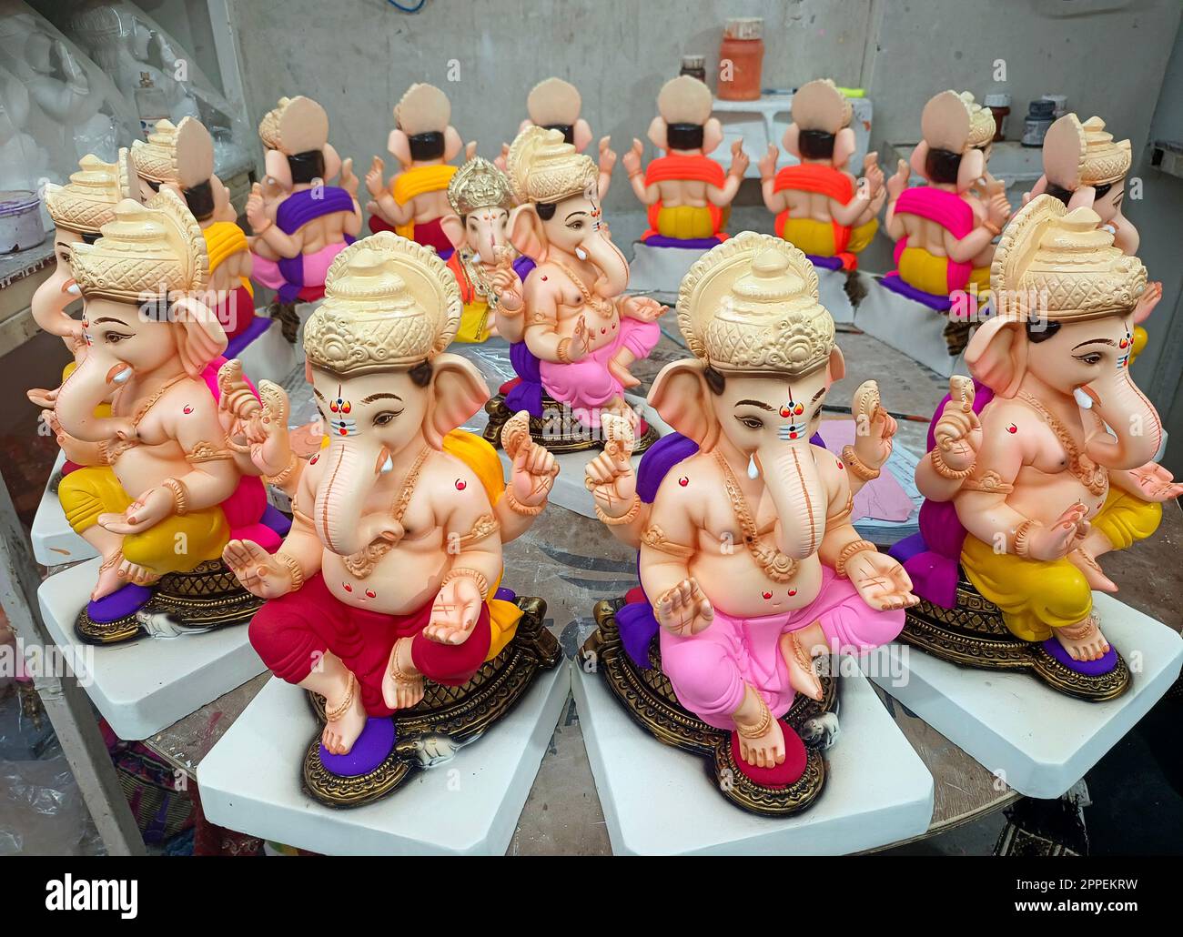 Ganesh, Ganpati idol o murti processo di fabbricazione, Workshop per fare idoli di lord Ganesh per il prossimo festival di Ganapati in India. Foto Stock