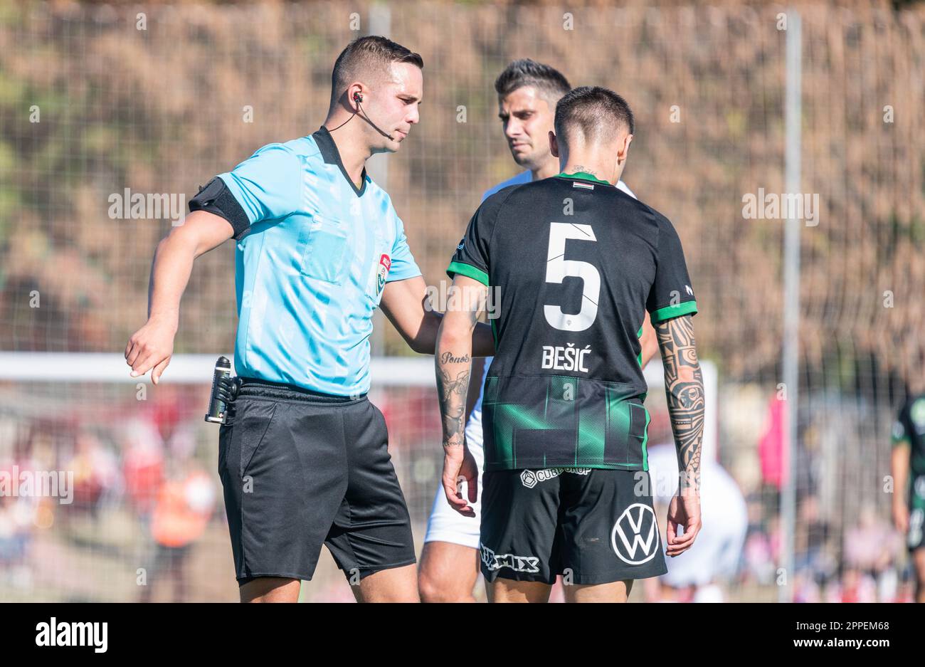 Ivancsa, Ungheria – 19 ottobre 2022. L'arbitro Marcell Derdak parla con il centrocampista di Ferencvaros Muhamed Besic durante la Coppa Ungherese Round del 32 partita Iva Foto Stock