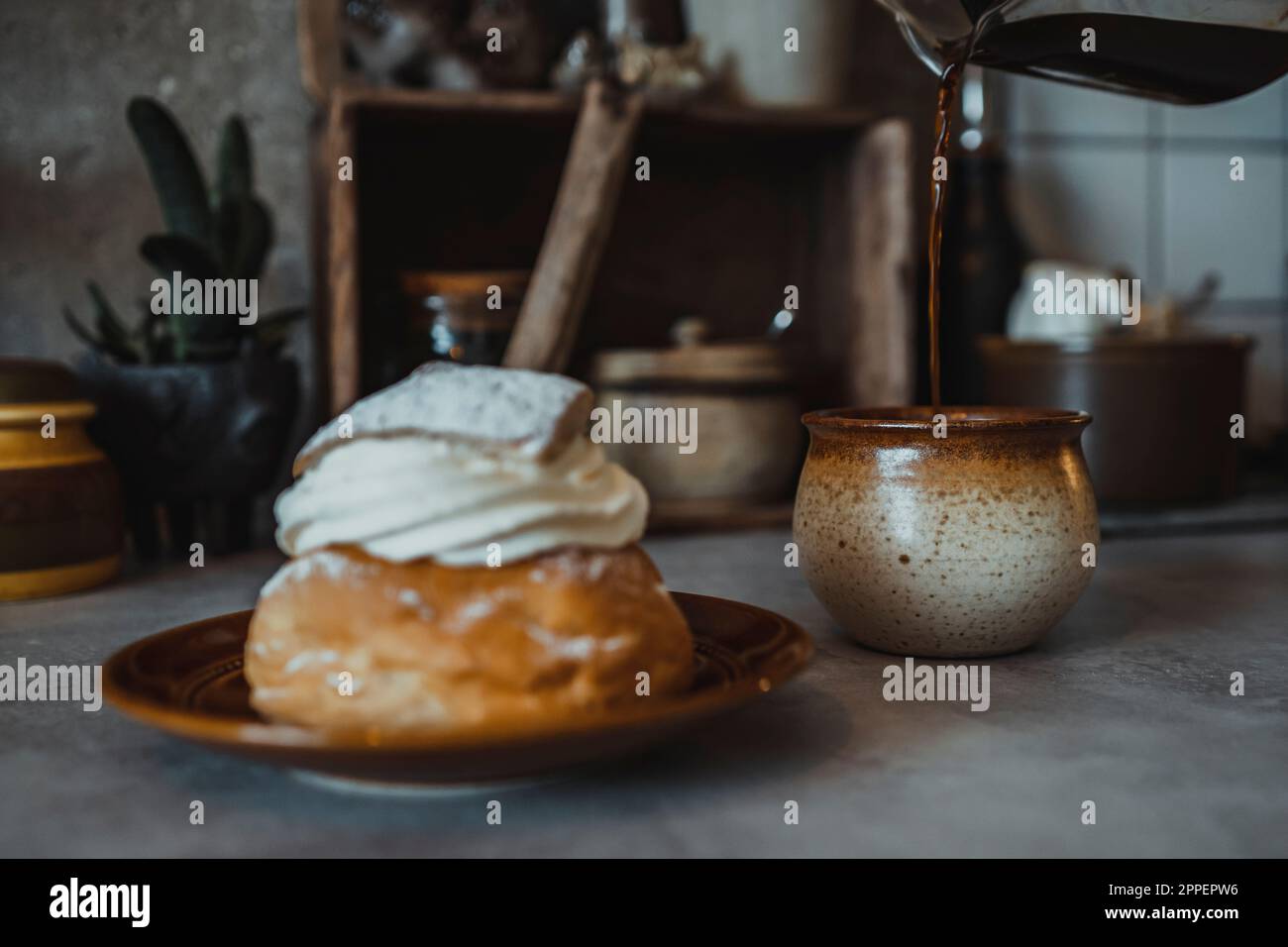 Versare il caffè nella tazza, girare in primo piano Foto Stock