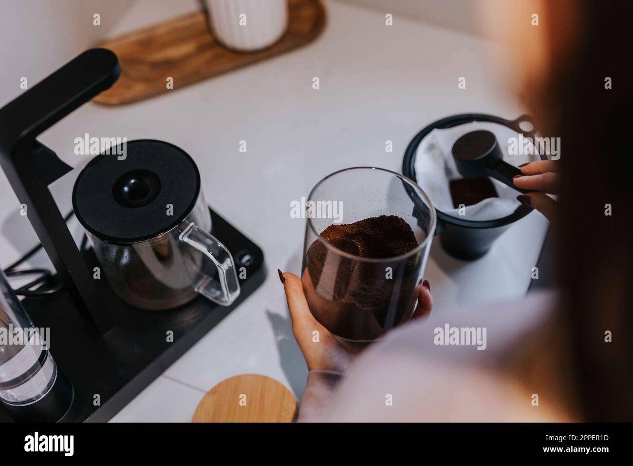 Vista dall'alto della persona che prepara il caffè Foto Stock