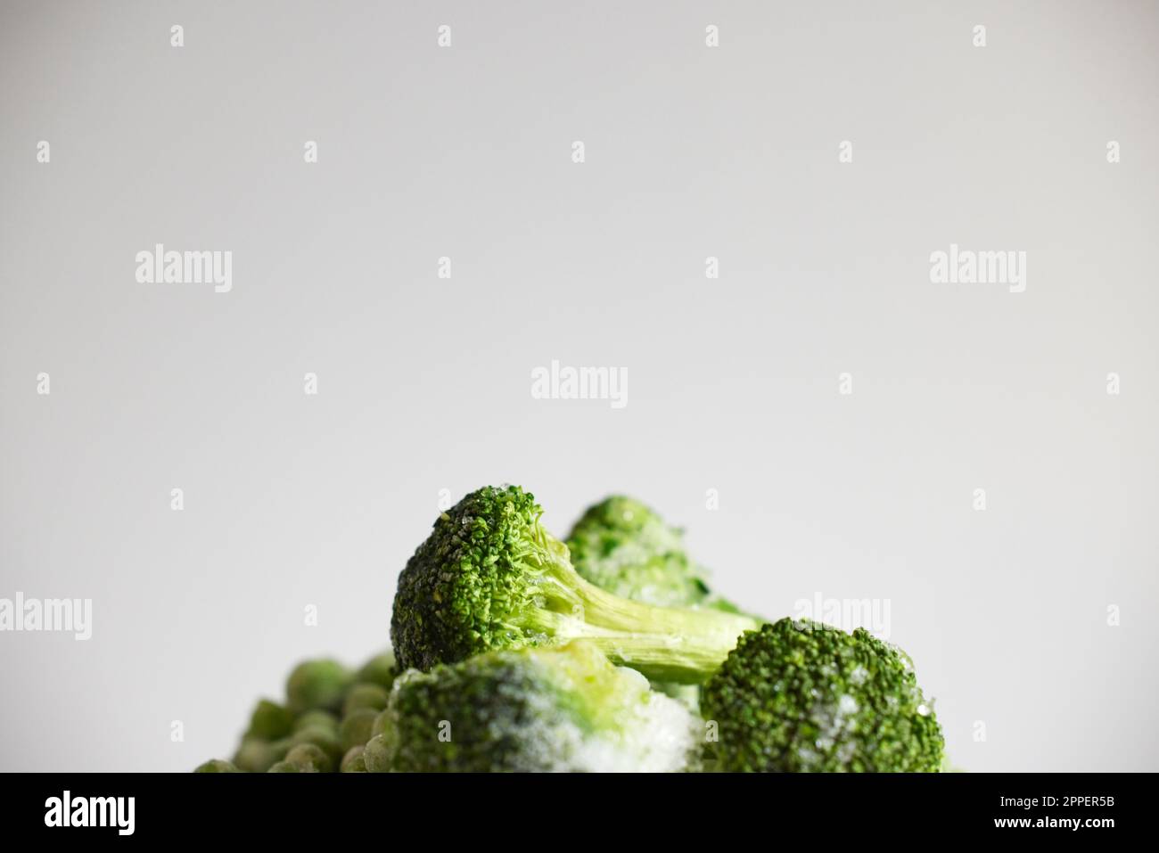 Broccoli congelati su sfondo grigio Foto Stock