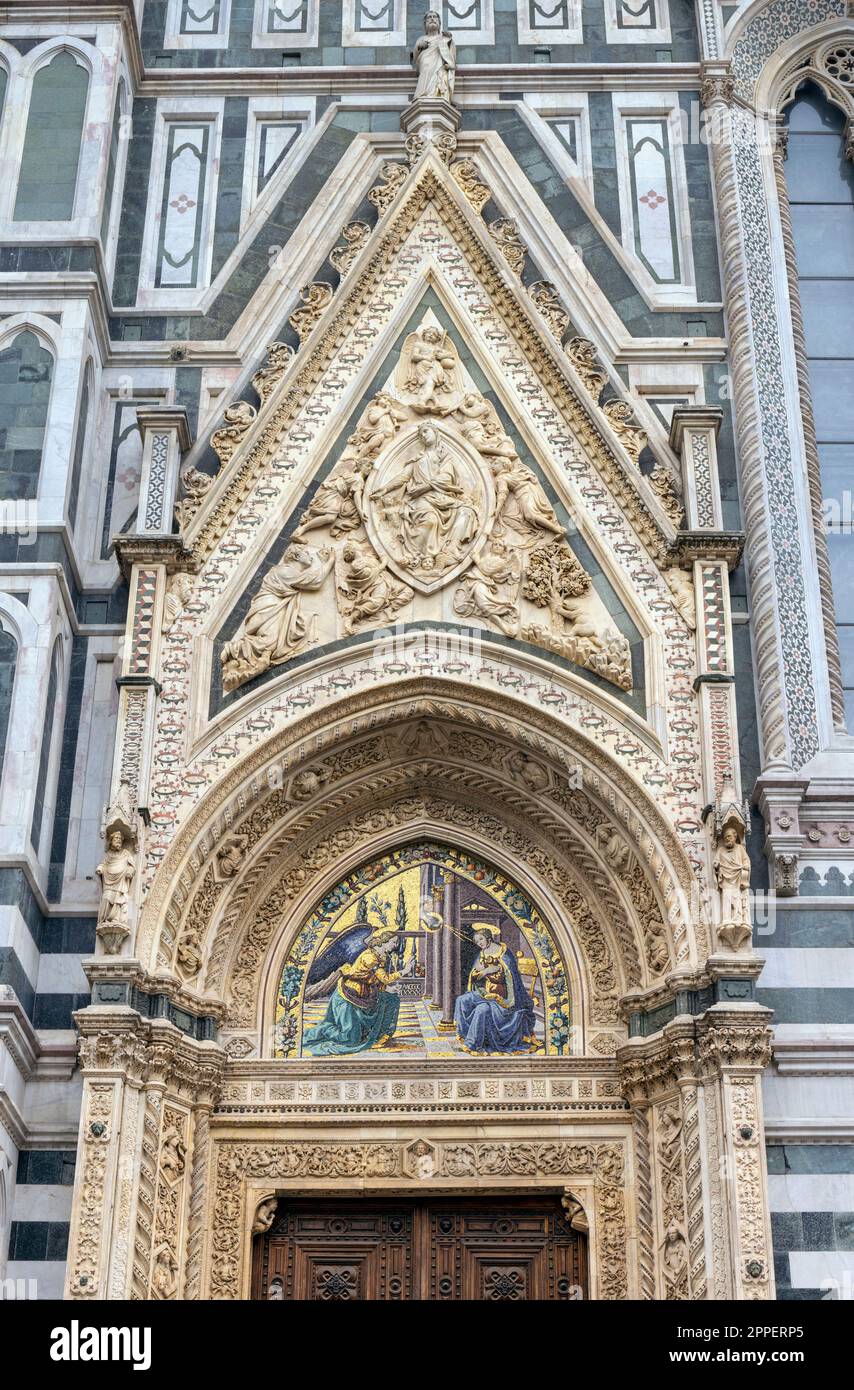 Porta della Mandorla o porta delle mandorle, lato nord del Duomo. Fu costruito tra il 1391 e il 1423. Donatello e Nanni di Banco erano due dei due Foto Stock
