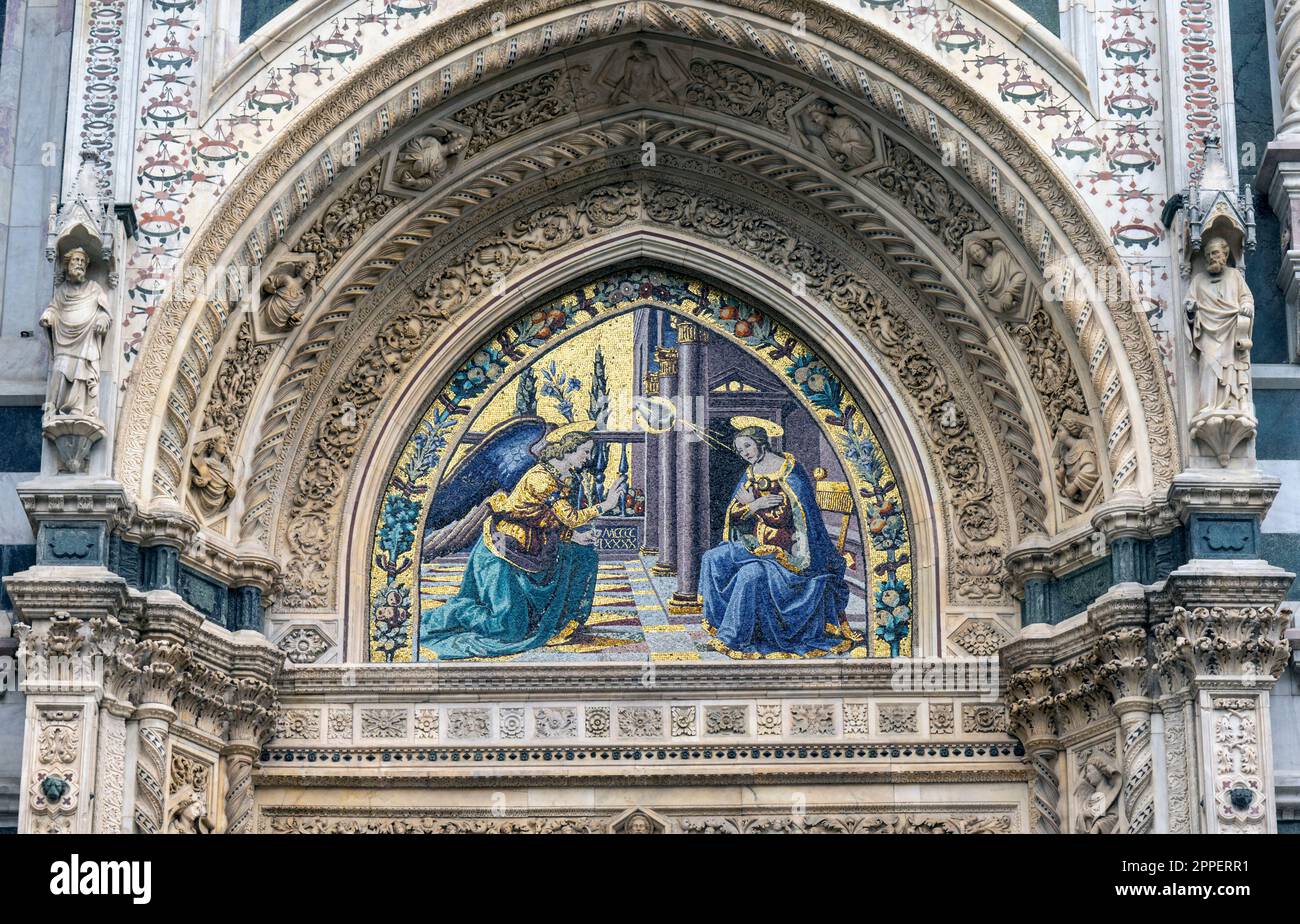 Porta della Mandorla o porta delle mandorle, lato nord del Duomo. Fu costruito tra il 1391 e il 1423. Donatello e Nanni di Banco erano due dei due Foto Stock