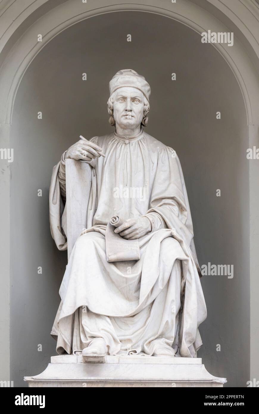 Statua di Arnolfo de Cambio di fronte alla cattedrale di Firenze, progettata alla fine del '13th. Foto Stock