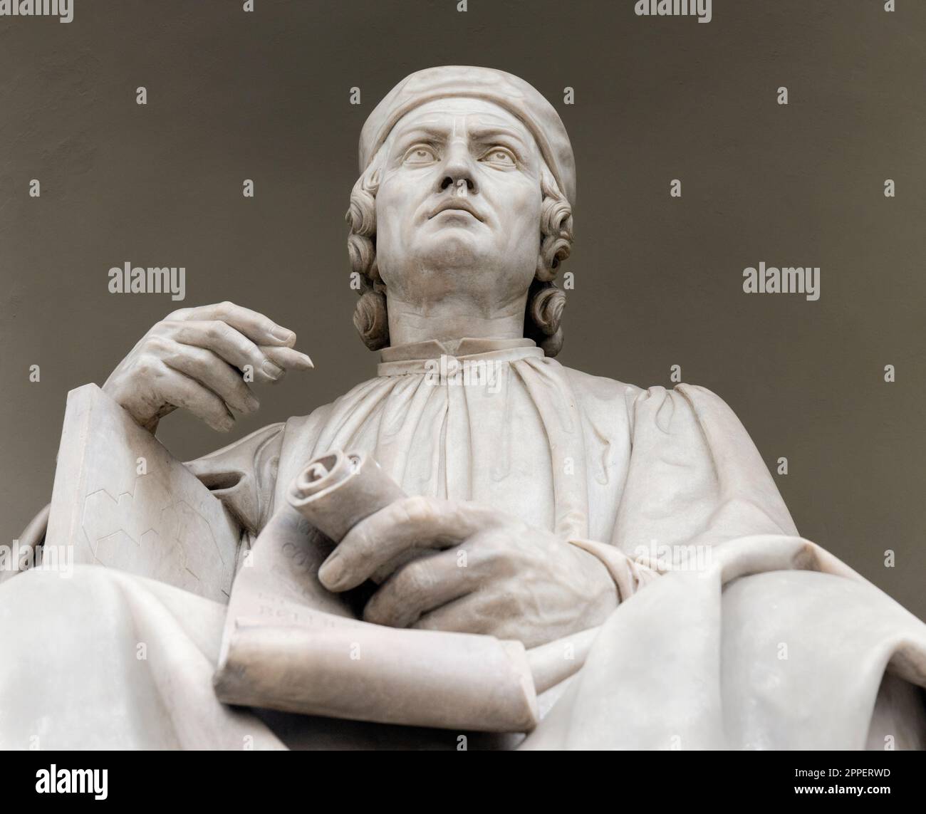 Statua di Arnolfo de Cambio di fronte alla cattedrale di Firenze, progettata alla fine del '13th. Foto Stock