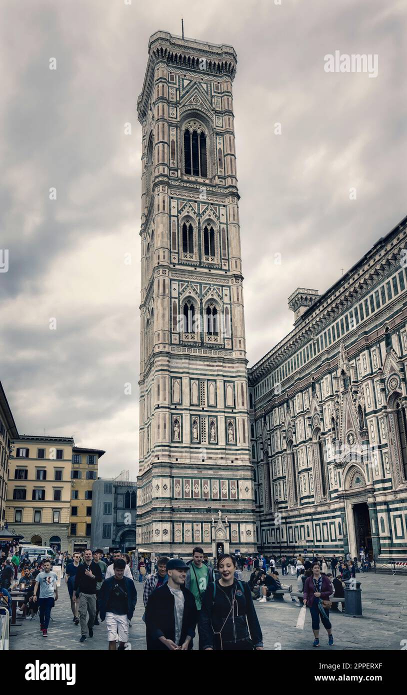 Campanile di Giotto, o Campanile, accanto al Duomo, la cattedrale di Firenze. Firenze, Toscana, Italia. Il centro storico di Firenze è una delle due città dell'UNESCO Foto Stock