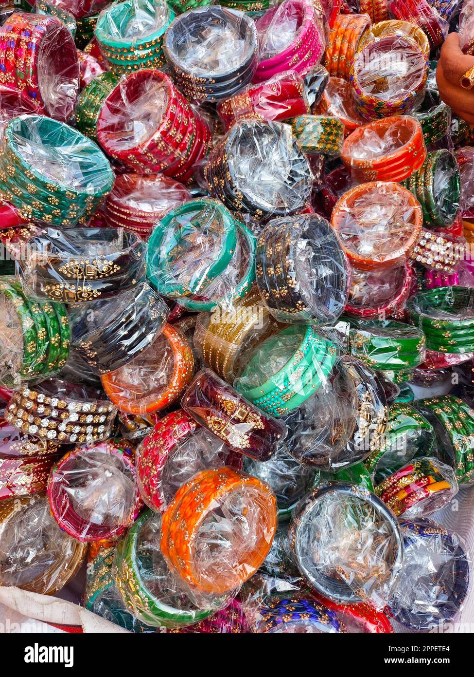 Colorato Bangles mostra in negozio per le donne, Bangles metallo disposti sul ripiano per la vendita, serie di bracciali. Messa a fuoco selettiva. Foto Stock