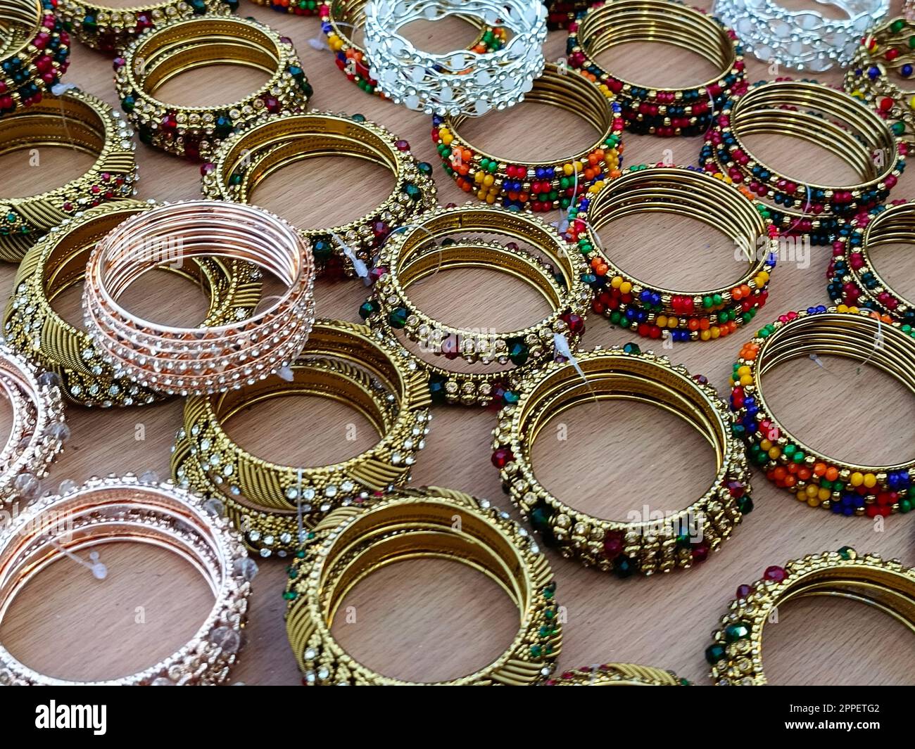 Colorato Bangles mostra in negozio per le donne, Bangles metallo disposti sul ripiano per la vendita, serie di bracciali. Messa a fuoco selettiva. Foto Stock