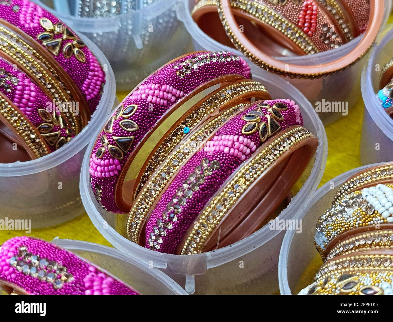 Colorato Bangles mostra in negozio per le donne, Bangles metallo disposti sul ripiano per la vendita, serie di bracciali. Messa a fuoco selettiva. Foto Stock