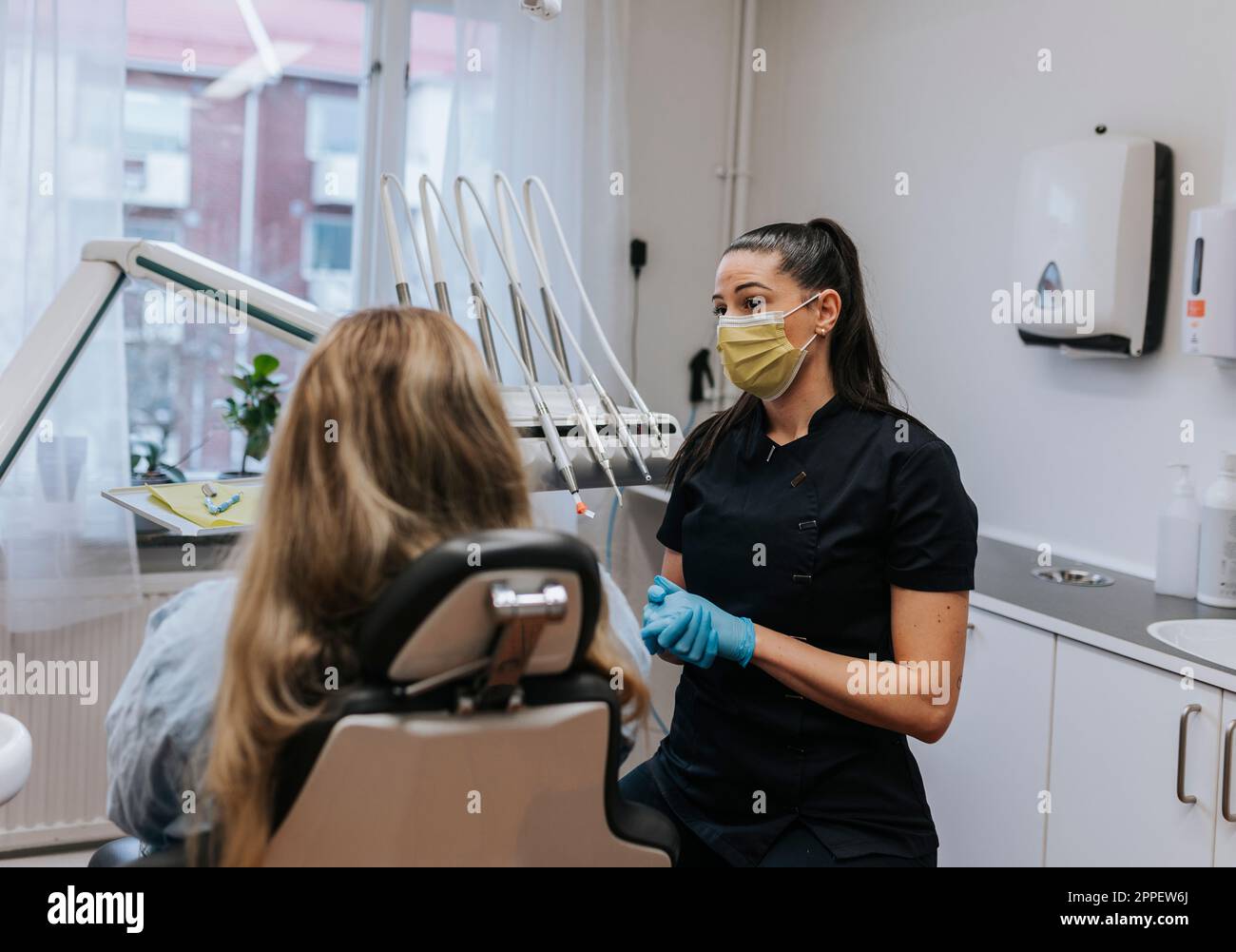 Dentista femminile con paziente nell'ufficio del dentista Foto Stock