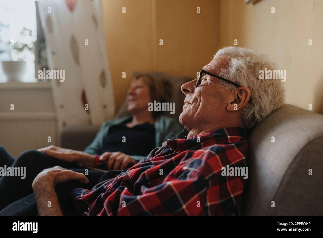 Coppia senior rilassante sul divano Foto Stock
