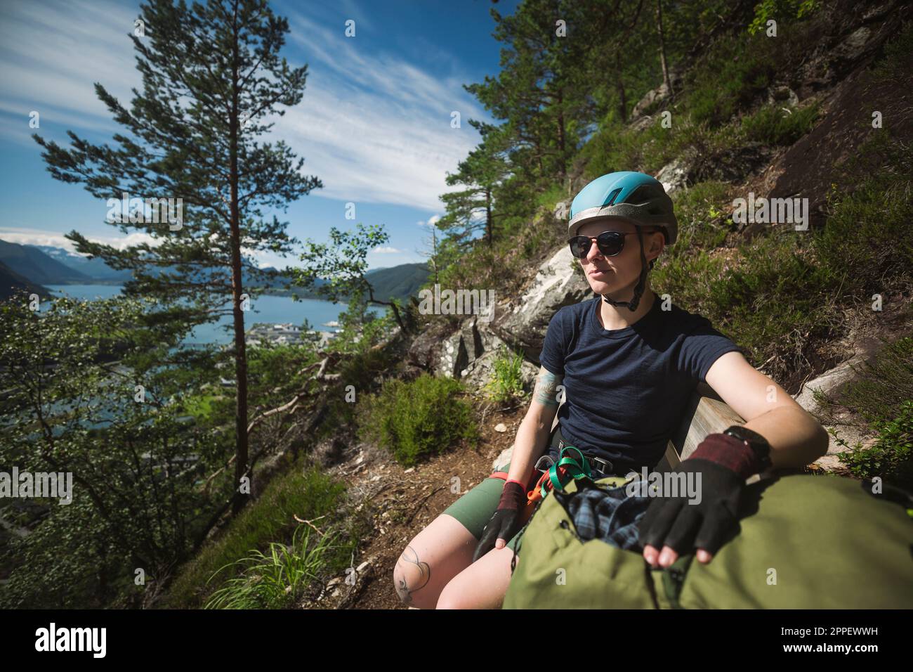 Femmina scalatore di roccia che guarda lontano Foto Stock