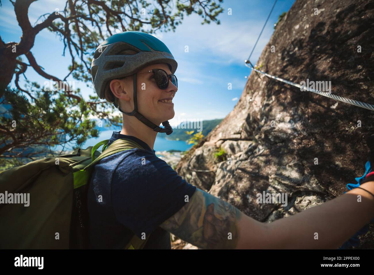 Femmina scalatore di roccia che guarda lontano Foto Stock