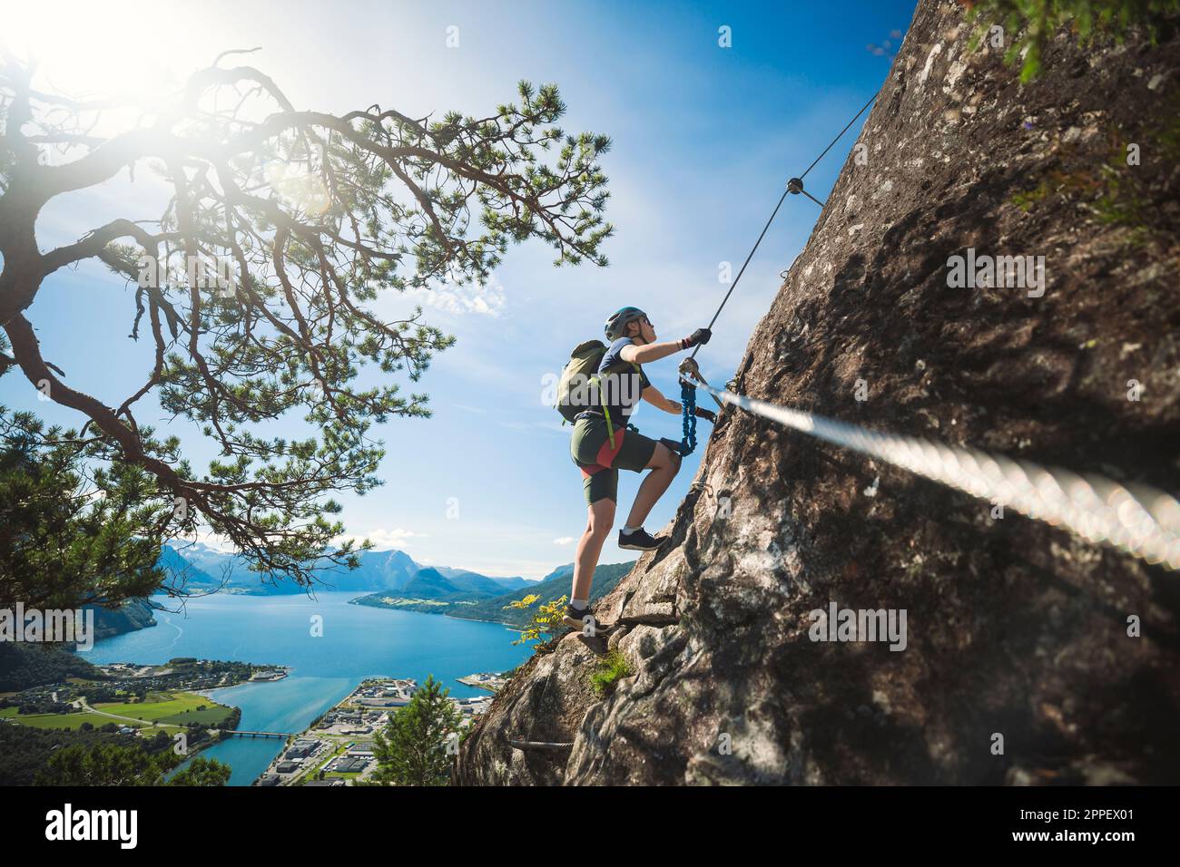 Vista dall'angolo basso dell'arrampicatore Foto Stock