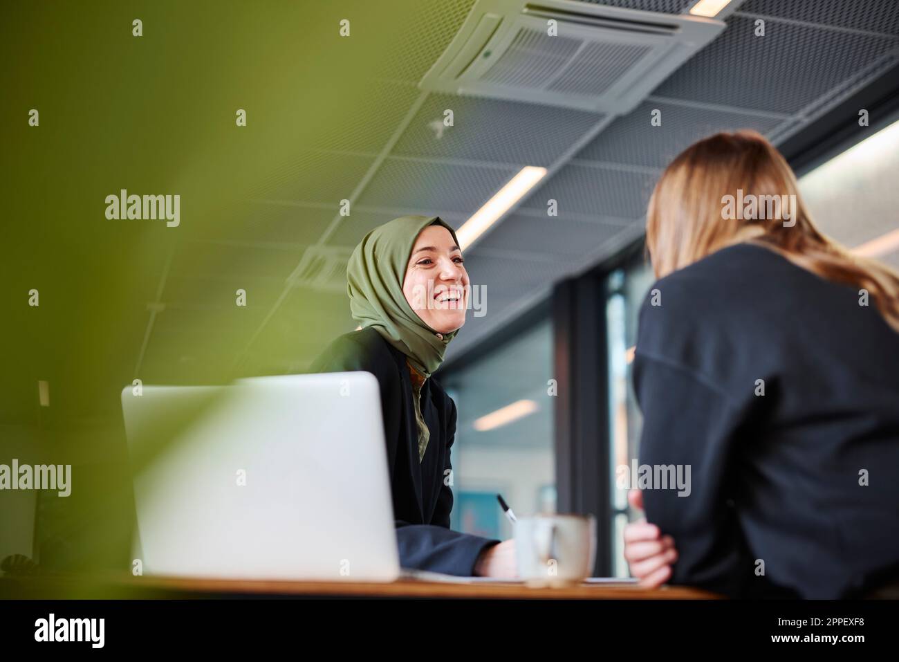 Donne che siedono insieme in ufficio Foto Stock