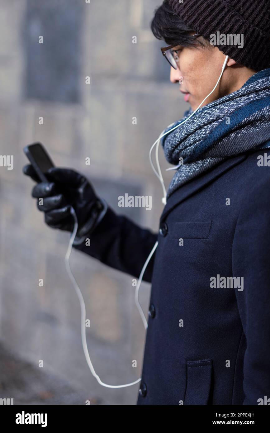 Bell'uomo con smartphone per strada Foto Stock
