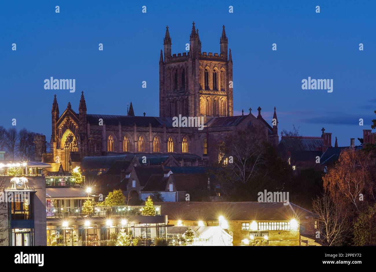 Hereford Cathedral e il Villaggio della Rive Gauche si trova sulla sponda nord del fiume Wye Herefordshire Inghilterra UK. Dicembre 2022 Foto Stock