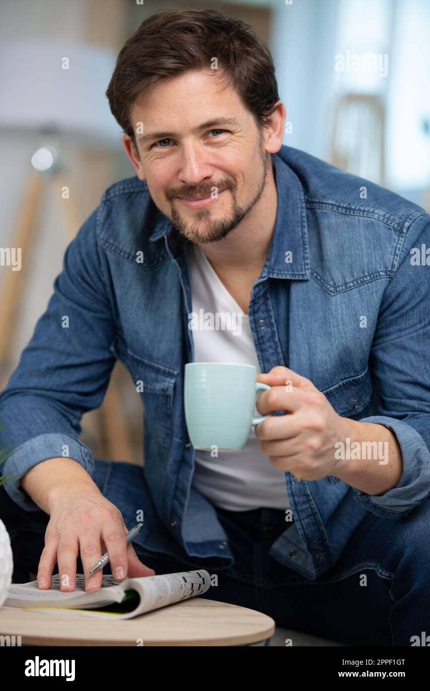 un giovane felice è ricerca di lavoro Foto Stock