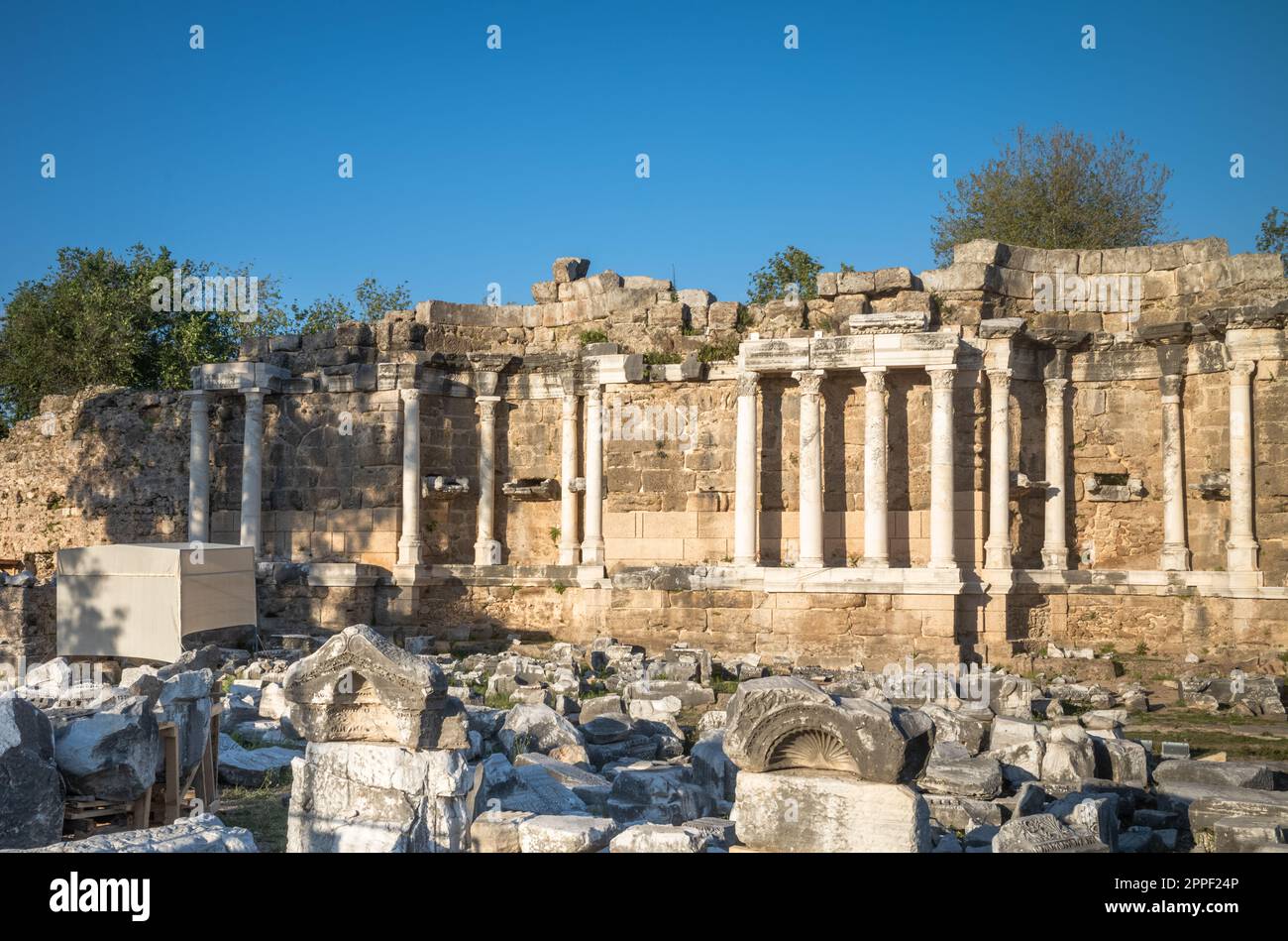 Parte delle rovine della Fontana Monumentale (Nymphaeum) all'interno dell'antica città romana a lato della Turchia. La reliquia viene gradualmente restaurata. Foto Stock