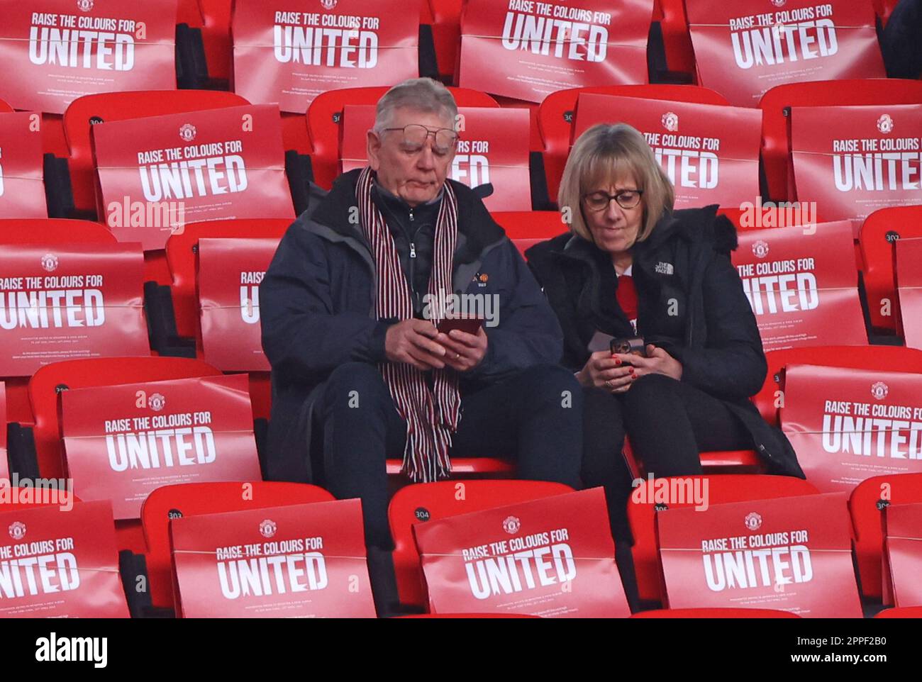 Londra, Regno Unito. 23rd Apr, 2023. Le persone controllano i loro telefoni quando viene inviato l'avviso di emergenza. La semifinale della Emirates fa Cup Brighton & Hove Albion contro Manchester United si è disputata il 23rd aprile 2023 al Wembley Stadium, Londra, Regno Unito. Credit: Paul Marriott/Alamy Live News Foto Stock