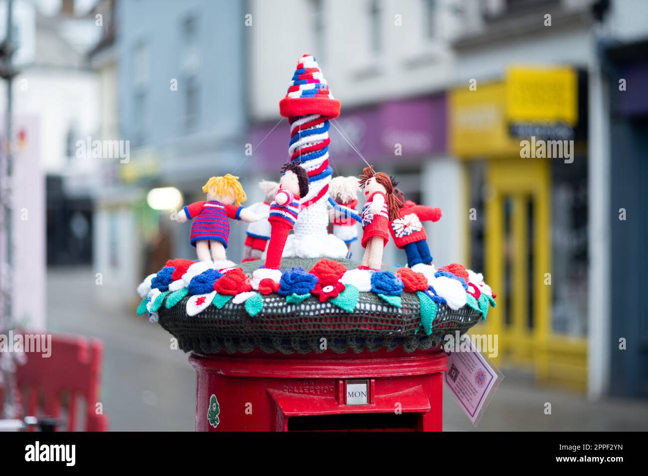 La Società segreta dei Crafters di Hertford ha decorato le parti superiori delle scatole di lettera con alcuni che celebrano l'incoronazione del re Charles III. Foto Stock