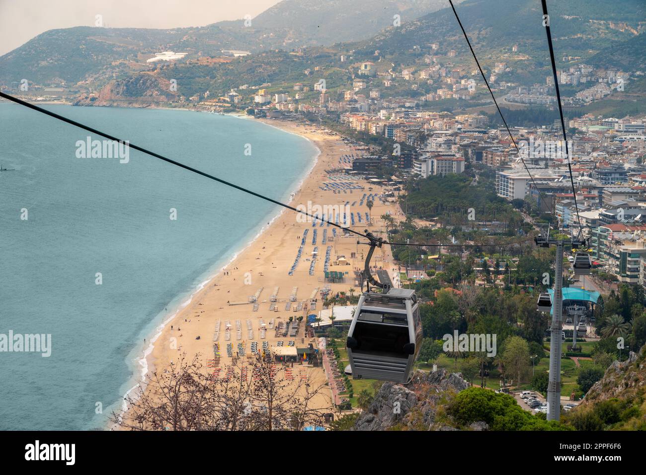 Vista dall'alto della spiaggia di Cleopatra e di Alanya dalla funivia al castello di Alanya Foto Stock