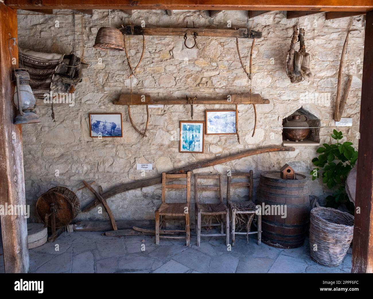 Museo della Casa tradizionale di Lania, mostra attrezzi agricoli storici, villaggio di Lania, quartiere di Limassol, Cipro. Foto Stock