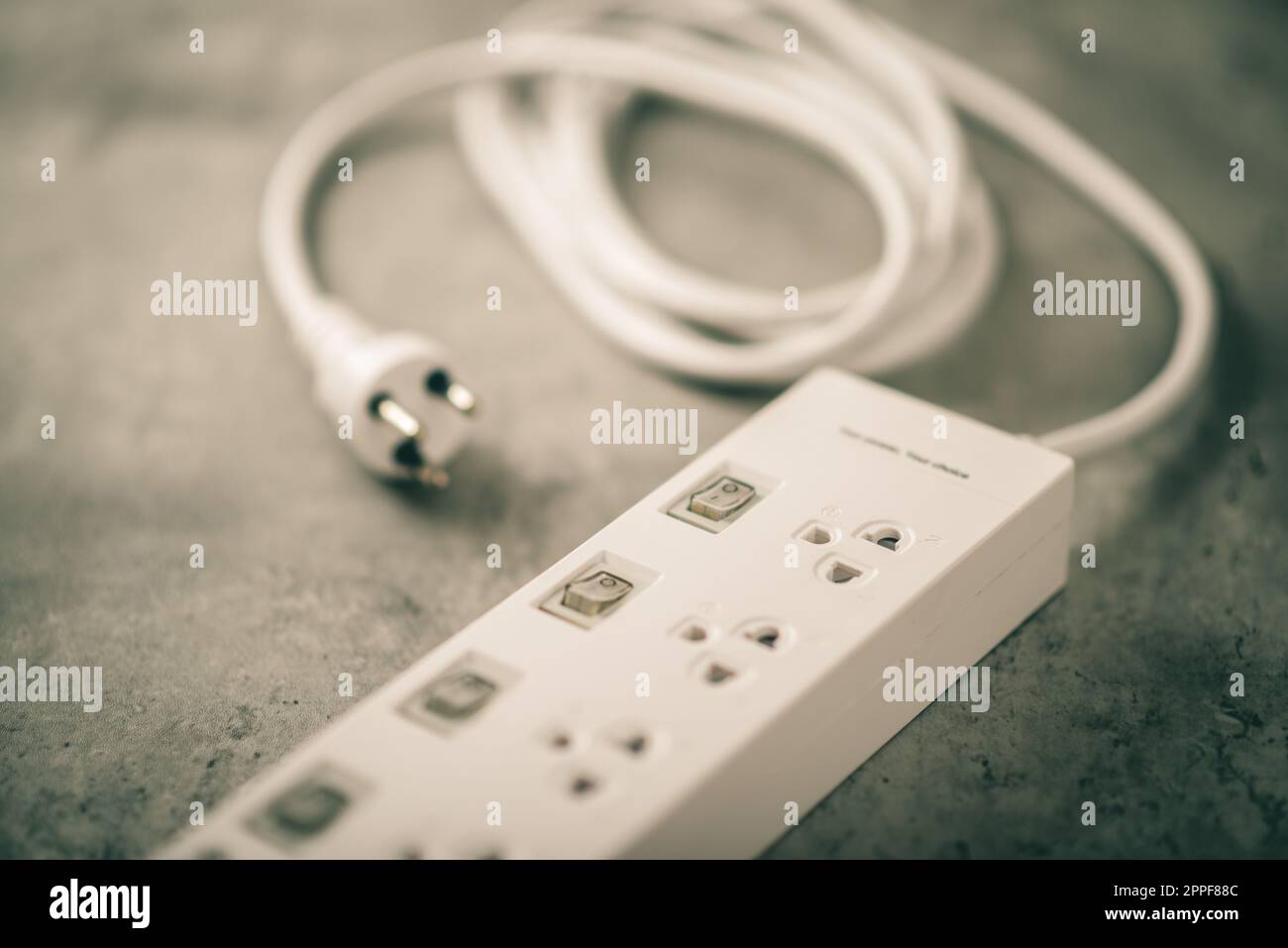 Isolare la presa multipla elettrica con i singoli interruttori. Foto Stock