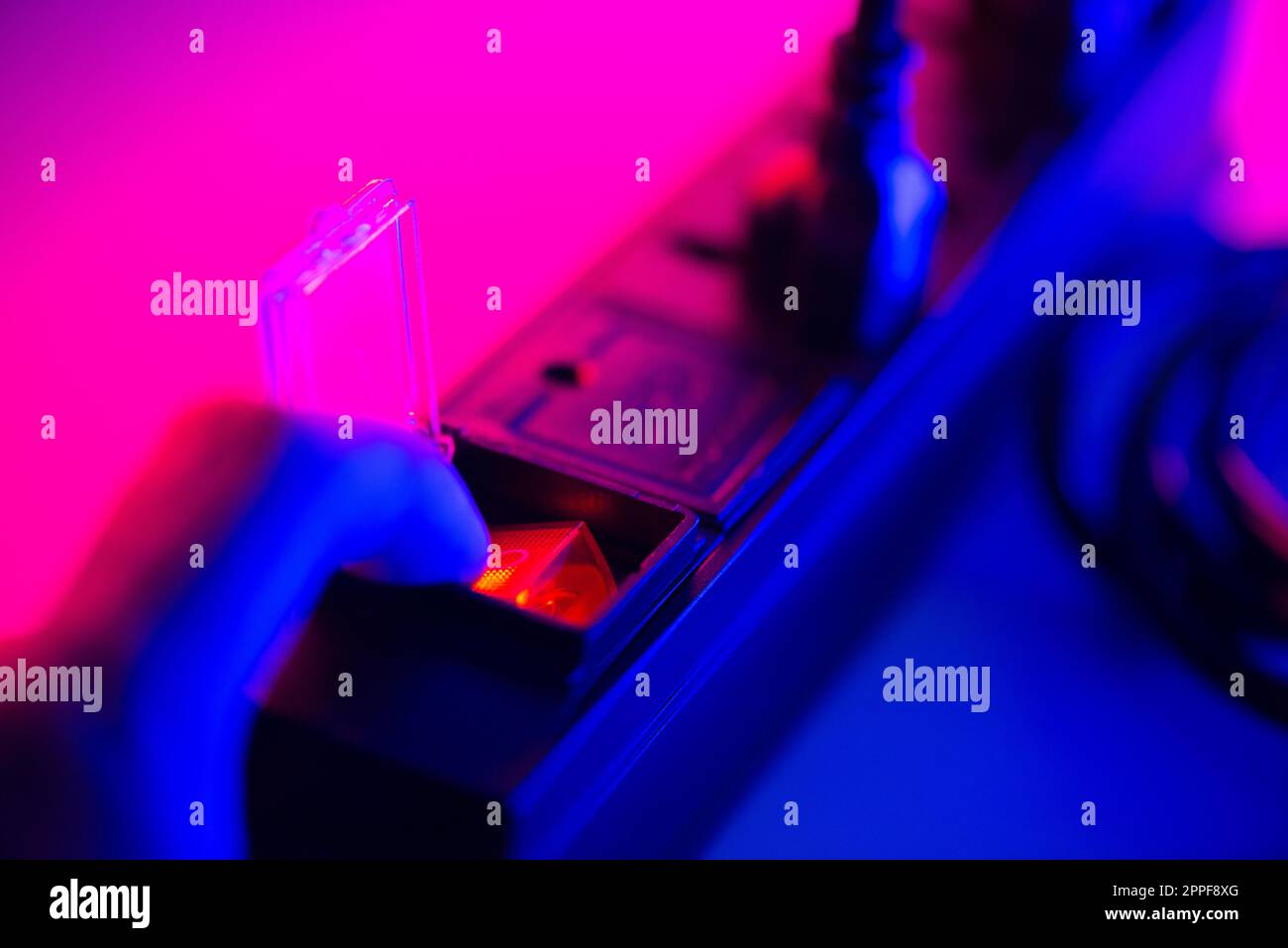 Primo piano una mano di mans accendere l'interruttore sulla presa multipla. Foto Stock