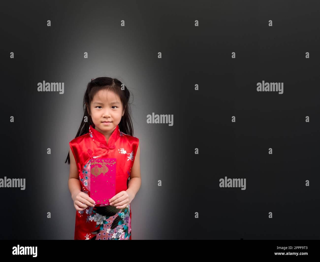 Ragazza asiatica in abito cinese cheongsam con busta rossa Foto Stock