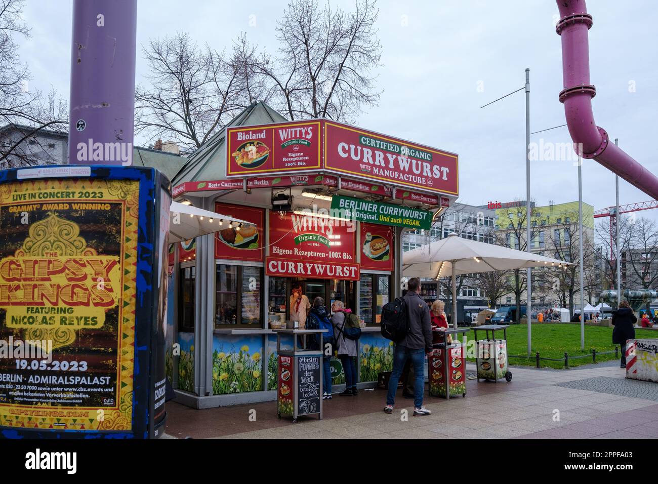 Berlino, Germania - 18 aprile 2023 : Vista di uno stand tradizionale di currywurst, la salsiccia di maiale affettata mescolata con curry in Germania Berlino Foto Stock