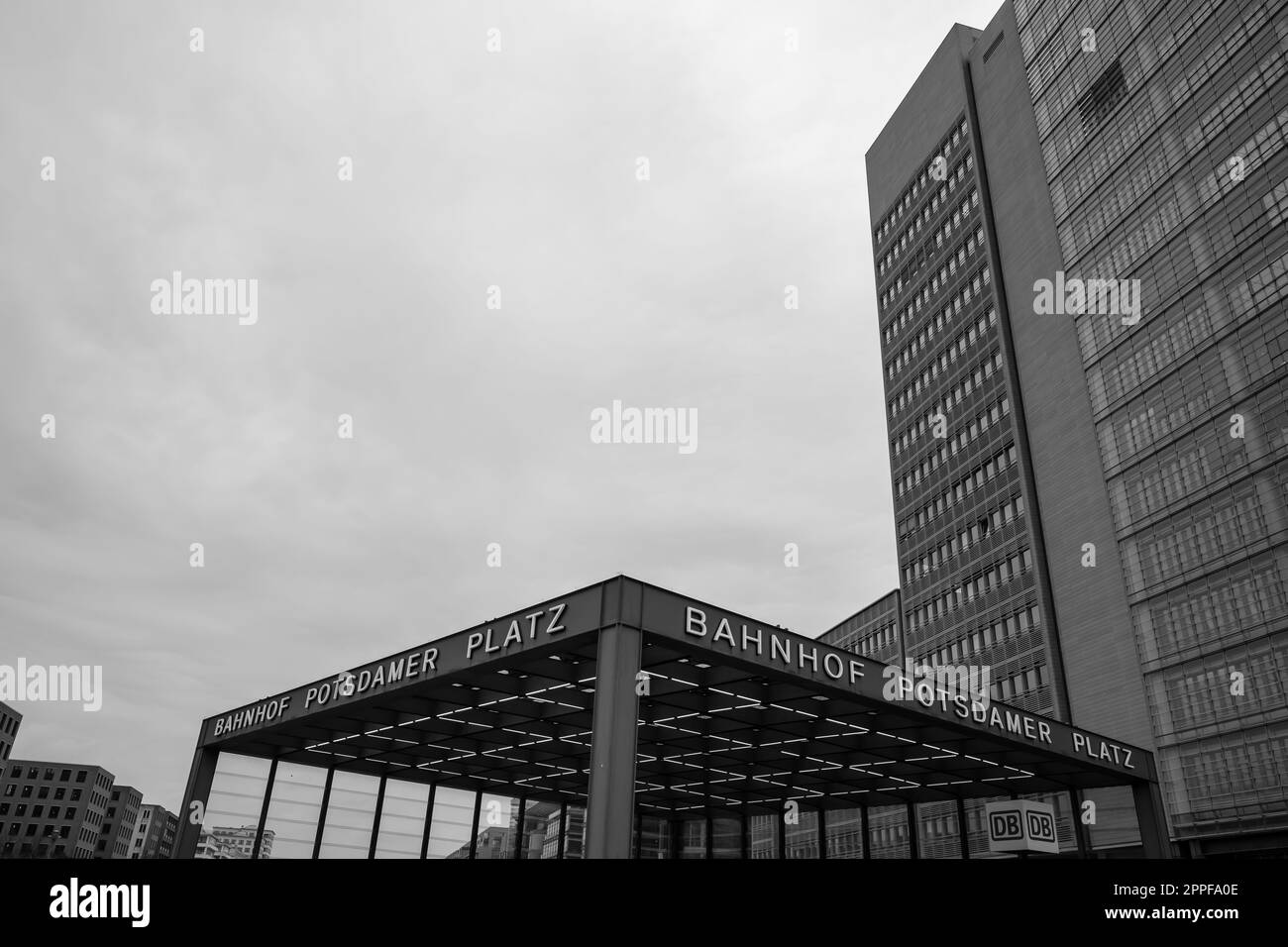 Berlino, Germania - 18 aprile 2023 : Vista della stazione ferroviaria di Potsdam circondata da vari edifici di Berlino Germania Foto Stock