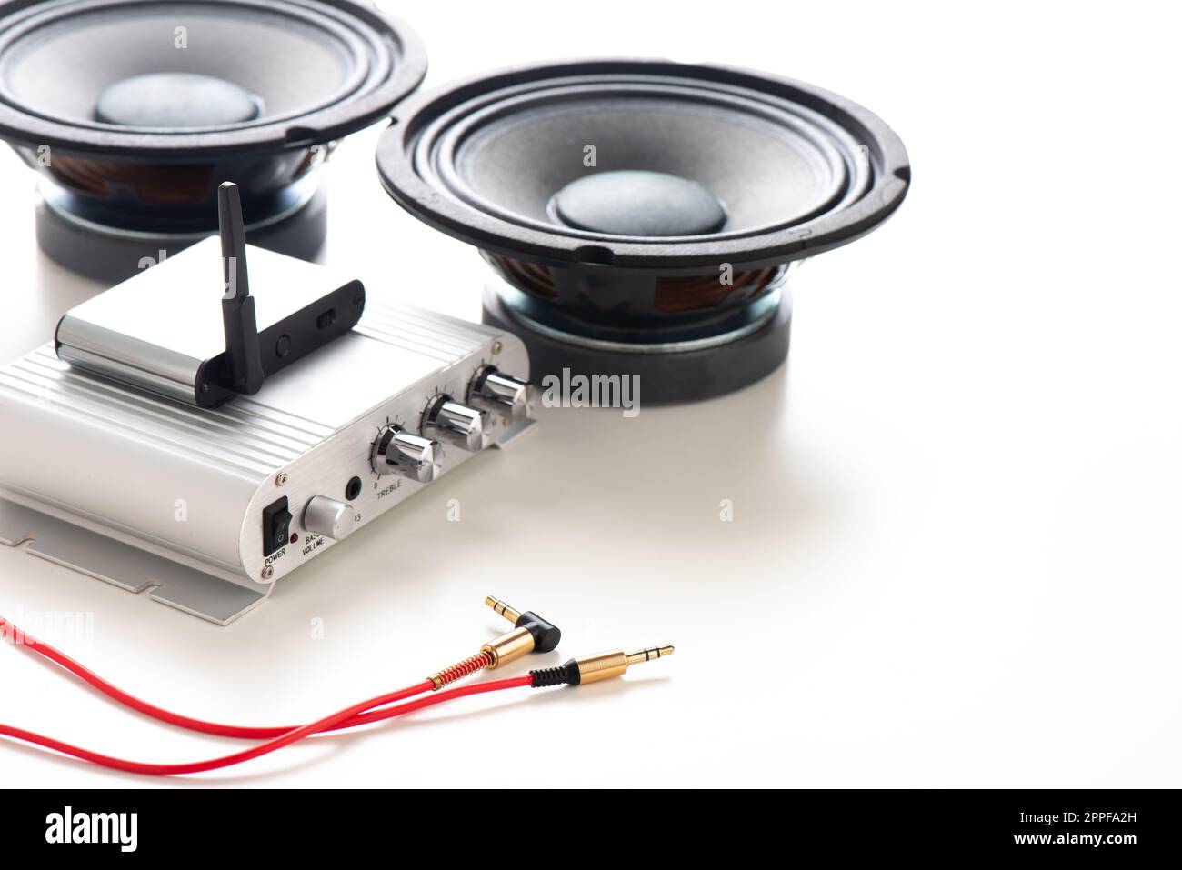 Chiudere il cavo rosso AUX (ausiliario) con la presa maschio con l'amplificatore e gli altoparlanti sullo sfondo. Cavo per ingresso e uscita stereo. Foto Stock