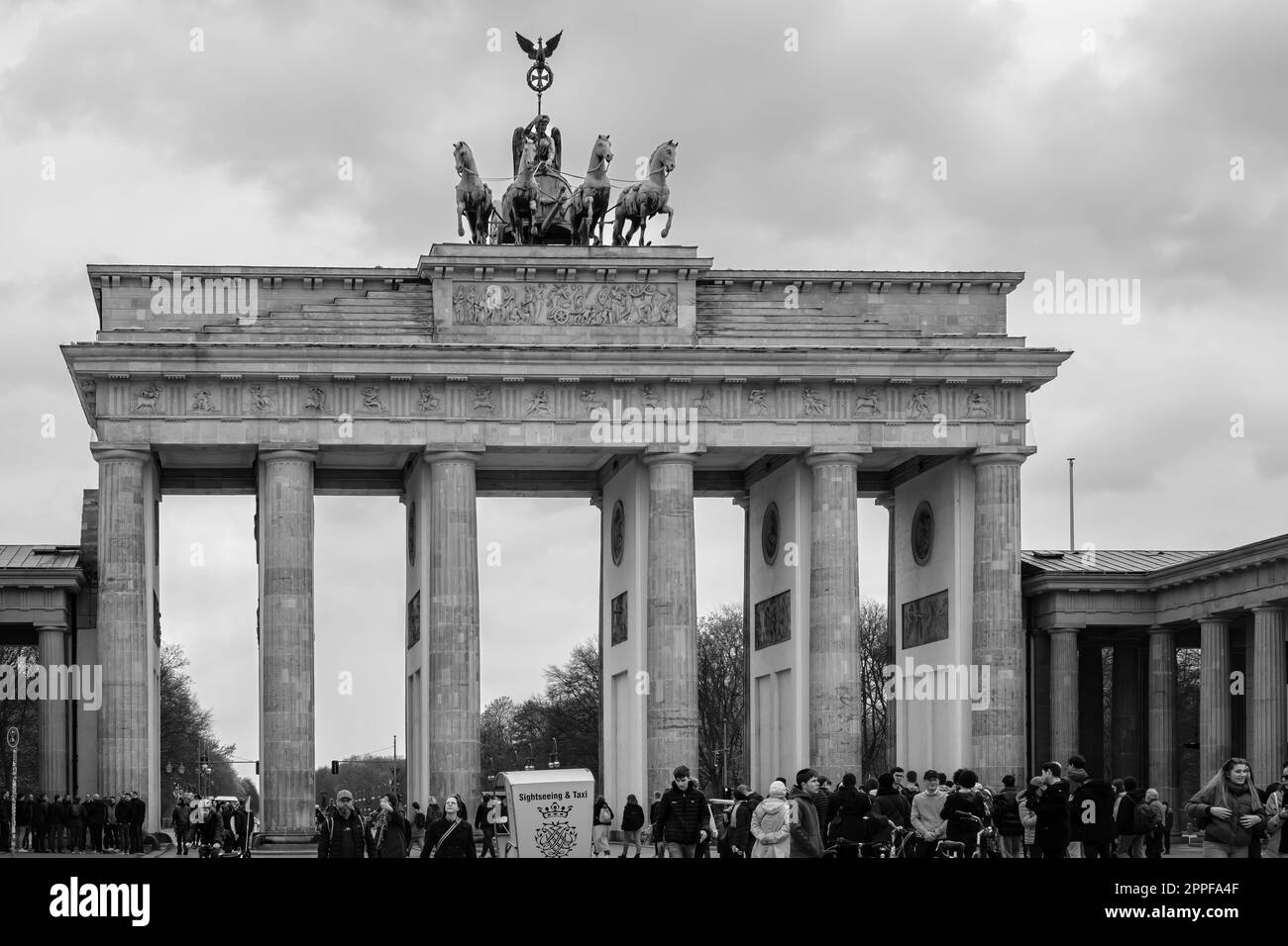 Berlino, Germania - 18 aprile 2023 : Vista della porta di Brandeburgo o Brandenburger Tor a Berlino Germania Foto Stock