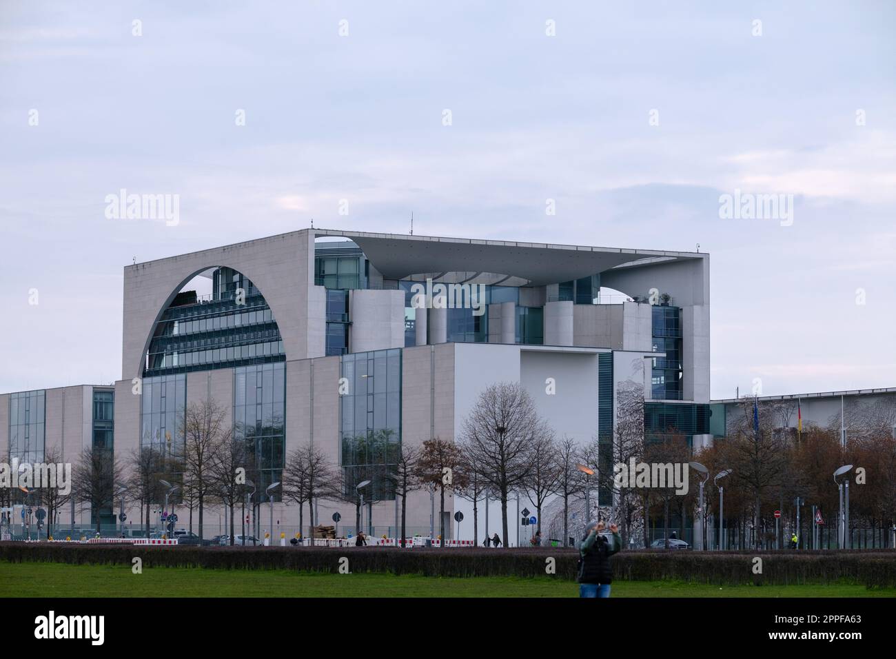 Berlino, Germania - 18 aprile 2023 : Vista del Bundeskanzleramt, conosciuto come la Cancelleria federale o ufficio del Cancelliere federale a Berlino tedesco Foto Stock