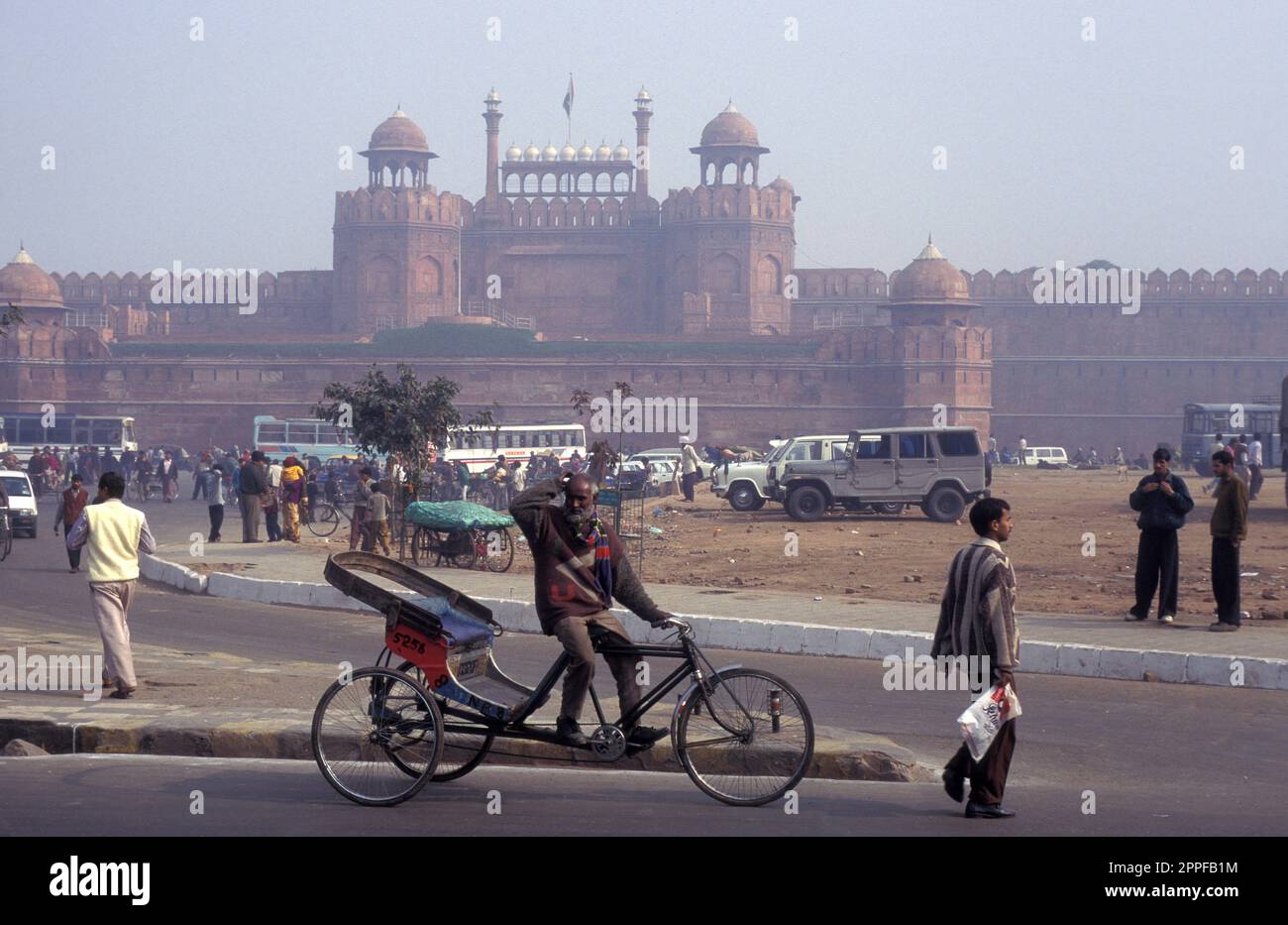 Una vista della porta di Lahori del Forte Rosso nella città di Nuova Delhi in India. India, Delhi, febbraio, 1998 Foto Stock