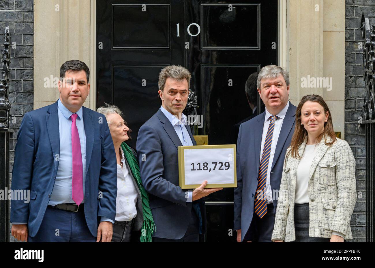 Richard Burgeon MP (Labour) Jenny Jones (Green peer) Tom Brake (ex LibDem MP) Sarah Green MP (LibDem) e Alistair Carmichael MP (LibDem) si sono fatti un passo Foto Stock