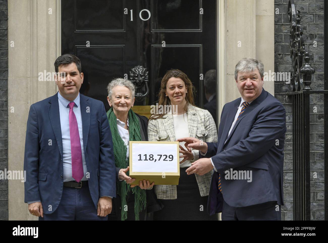 Richard Burgeon MP (Labour) Jenny Jones (Green peer) Sarah Green MP (LibDem) e Alistair Carmichael MP (LibDem) hanno presentato una petizione di 118.729 signatu Foto Stock