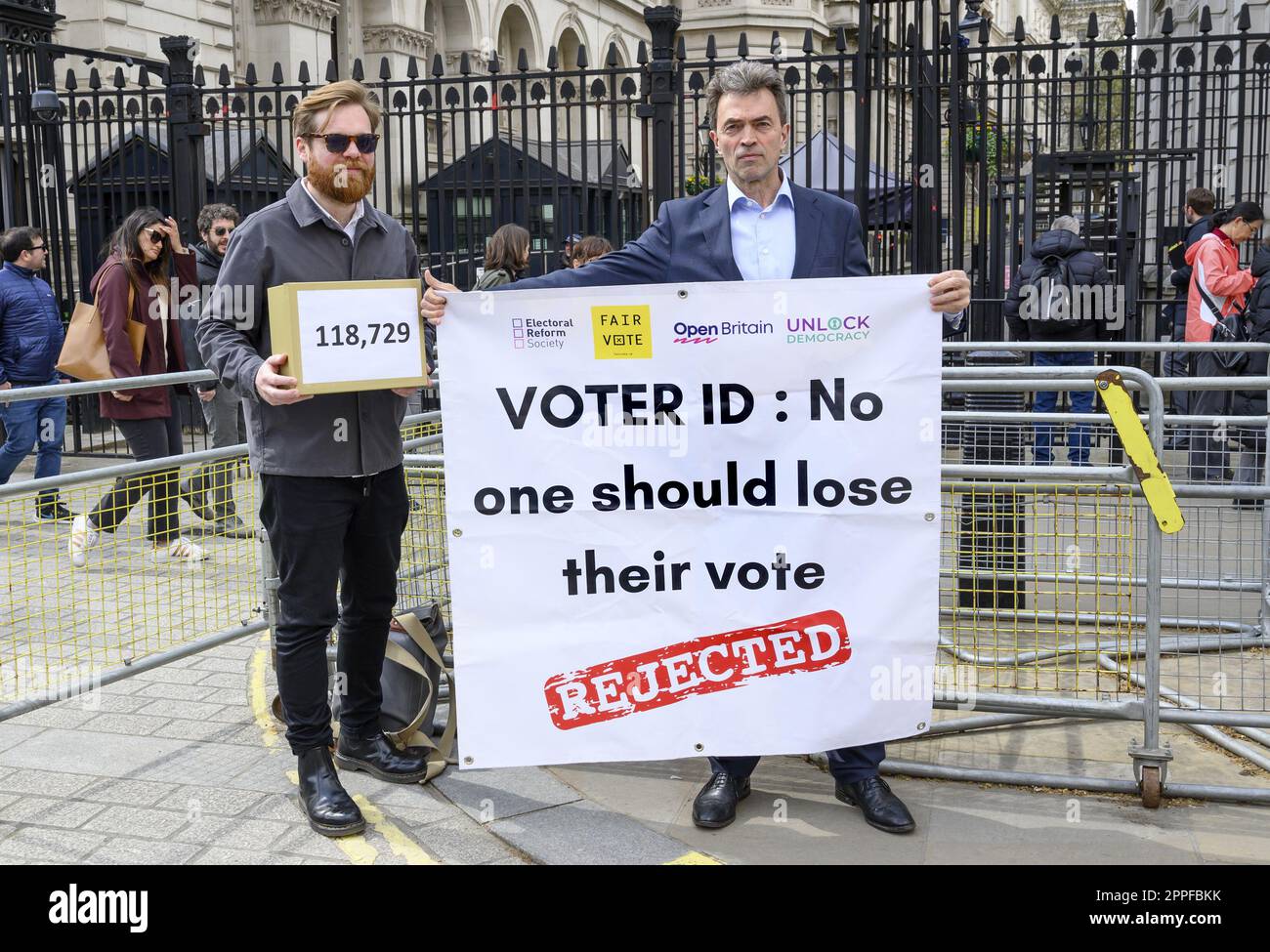Gli attivisti consegnano una petizione di 118.729 firme a 10 Downing Street contro l'obbligo di mostrare un documento d'identità con foto quando votano alle elezioni. Ex li Foto Stock