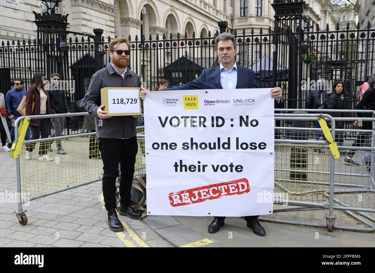 Gli attivisti consegnano una petizione di 118.729 firme a 10 Downing Street contro l'obbligo di mostrare un documento d'identità con foto quando votano alle elezioni. Ex li Foto Stock