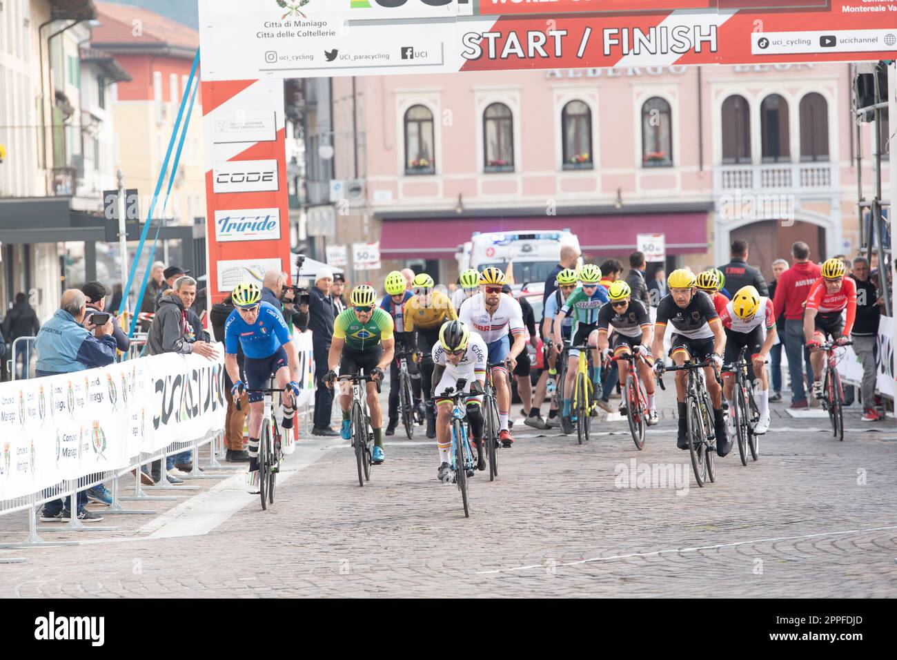 Inizio della gara su strada maschile C1, Coppa del mondo UCI Road Race, Day 2, Maniago, Italia. 23rd Apr, 2023. Credit: Casey B. Gibson/Alamy Live News Foto Stock