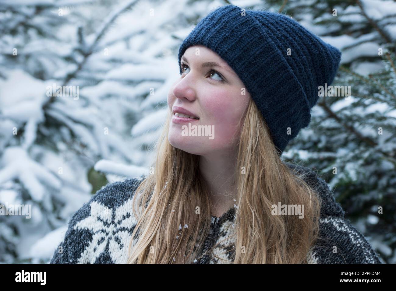 Primo piano di una ragazza felice adolescente che sogna in inverno, Baviera, Germania Foto Stock