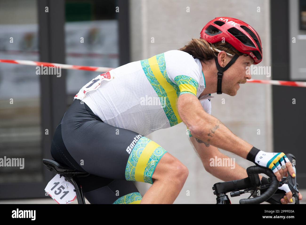 Allistair Donohoe dell'Australia nella gara di strada maschile del C5. Coppa del mondo UCI Road Race, Day 2, Maniago, Italia. 23rd Apr, 2023. Credit: Casey B. Gibson/Alamy Live News Foto Stock