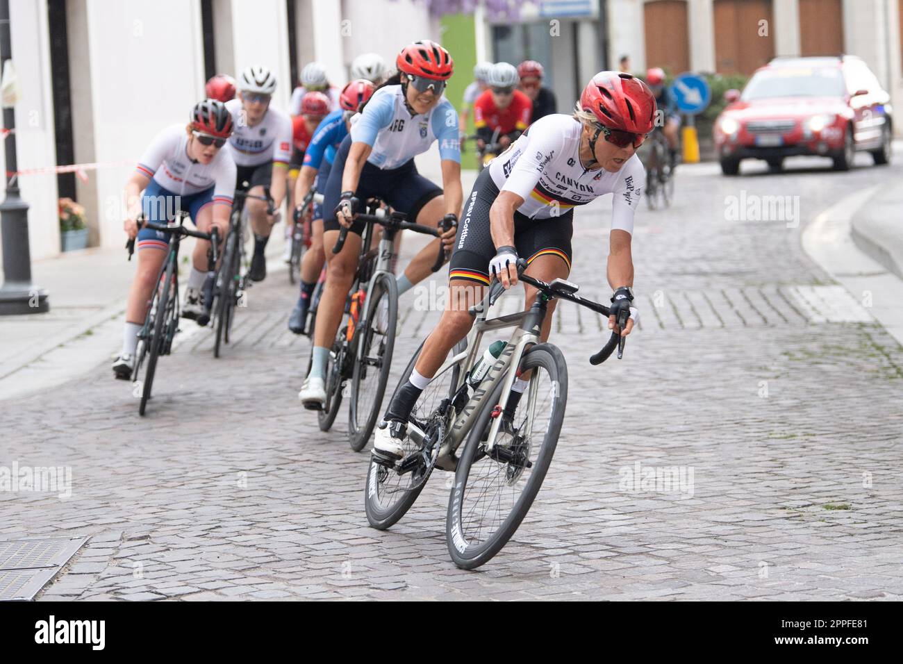 Kerstin Brachtendorf, Germania, guida la gara di C5 donne su strada. Coppa del mondo UCI Road Race, Day 2, Maniago, Italia. 23rd Apr, 2023. Credit: Casey B. Gibson/Alamy Live News Foto Stock