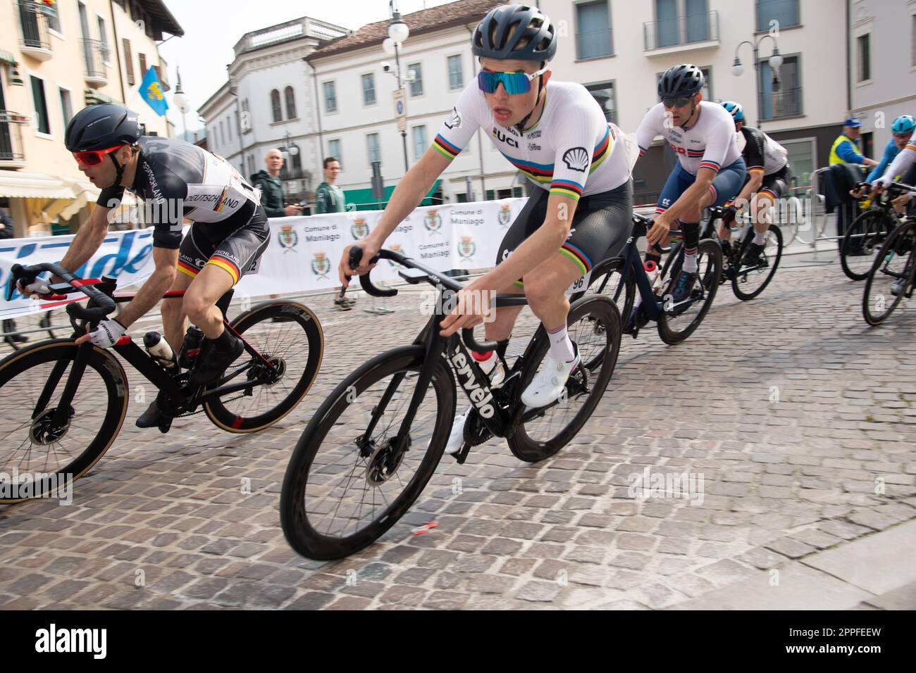 Finley Graham di Gran Bretagna prende un angolo durante la gara di strada maschile del C3. Coppa del mondo UCI Road Race, Day 2, Maniago, Italia. 23rd Apr, 2023. Credit: Casey B. Gibson/Alamy Live News Foto Stock