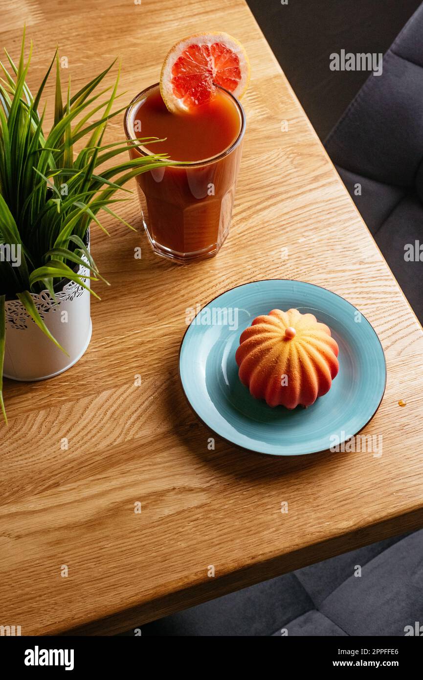 caffè con strato di arancia e dessert al pompelmo Foto Stock