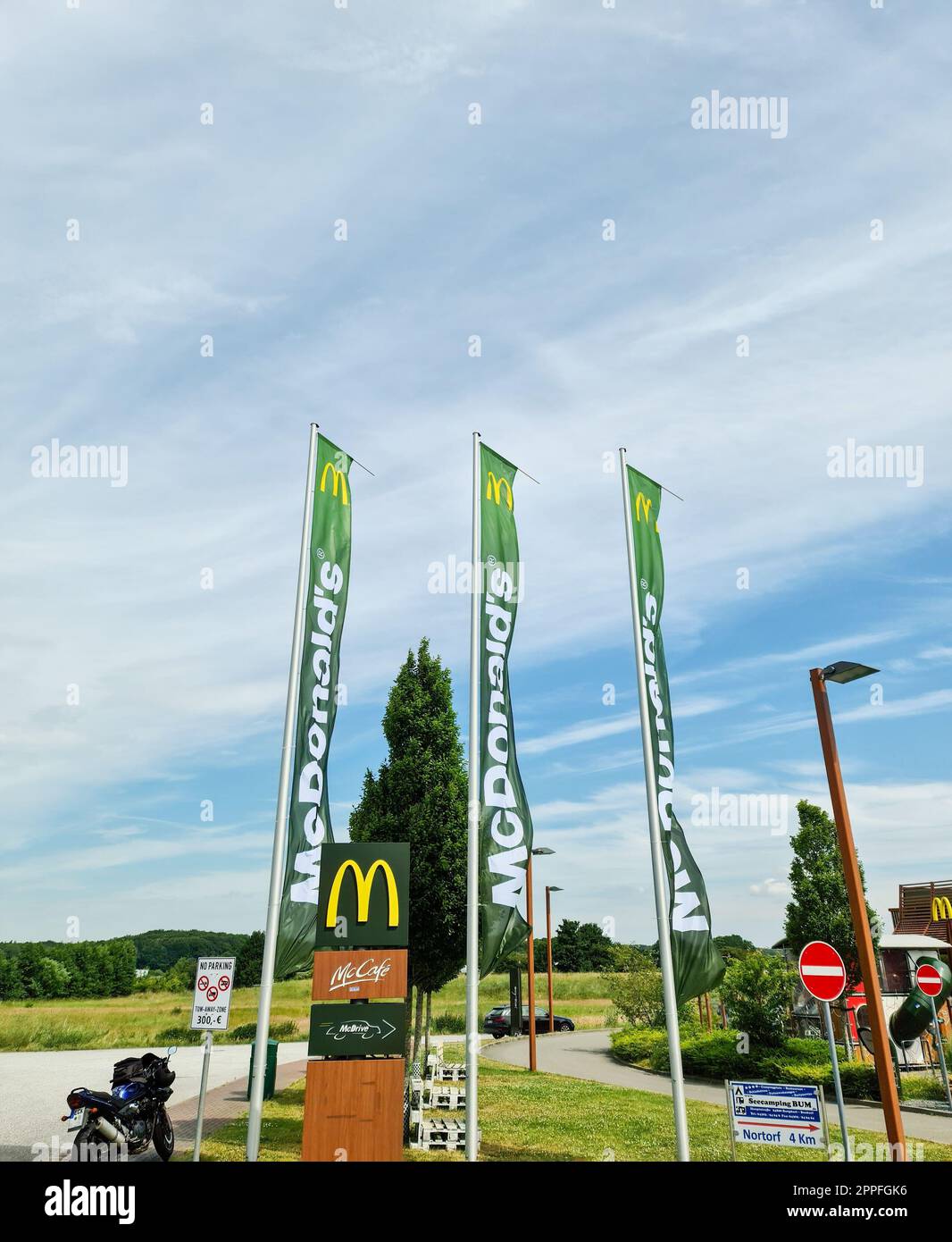 Kiel, Germania - 1. Luglio 2022: Bandiere della catena di fast food MC Donalds di fronte a un ristorante. Foto Stock