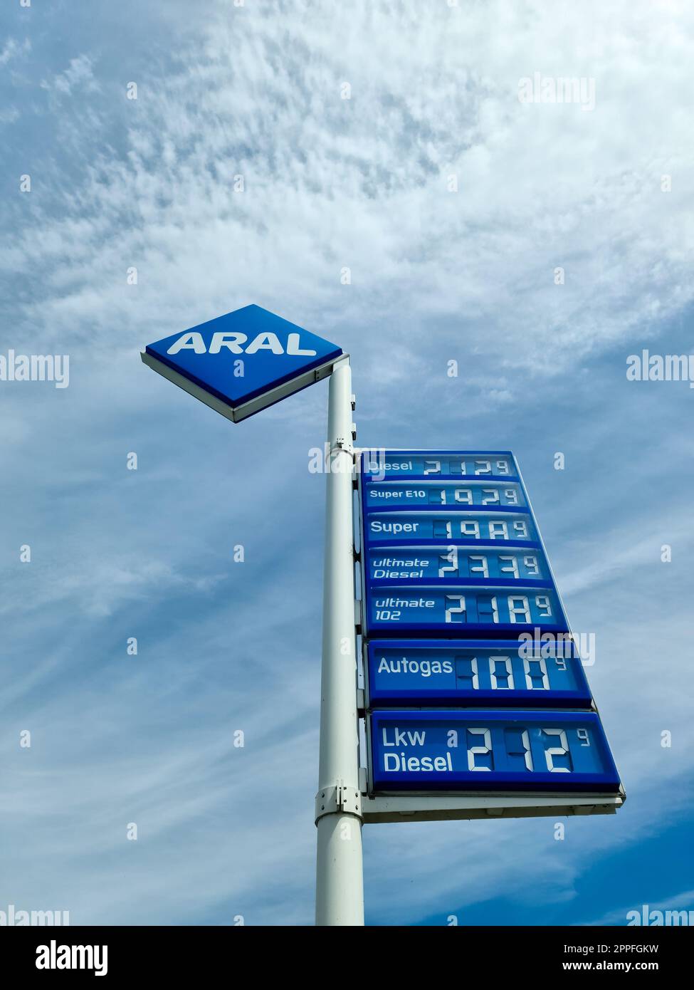Kiel, Germania - 01.luglio 2022: Logo e prezzi del carburante di ARAL in Germania. Aral è un marchio di carburanti per automobili e stazioni di servizio. Foto Stock
